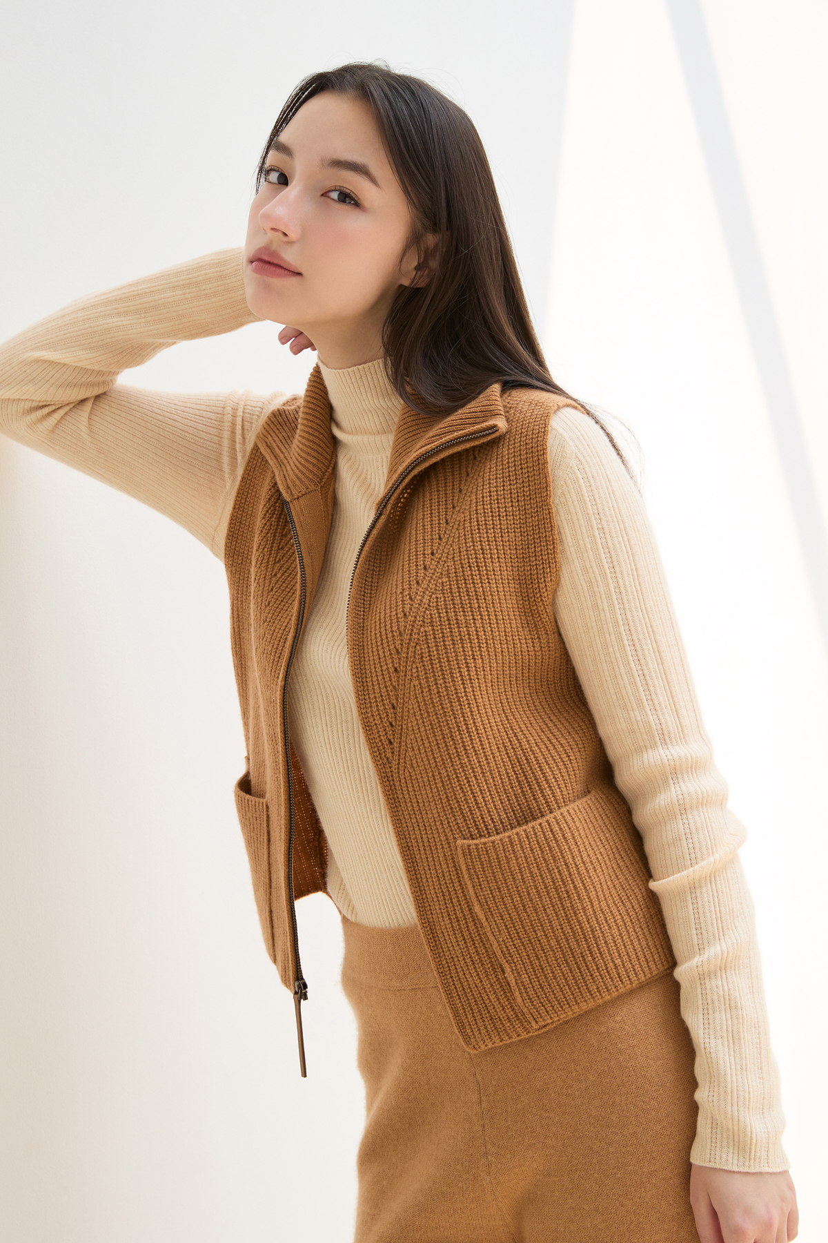 [캐시미어100] 하이넥 오픈 베스트 CARAMEL BROWN