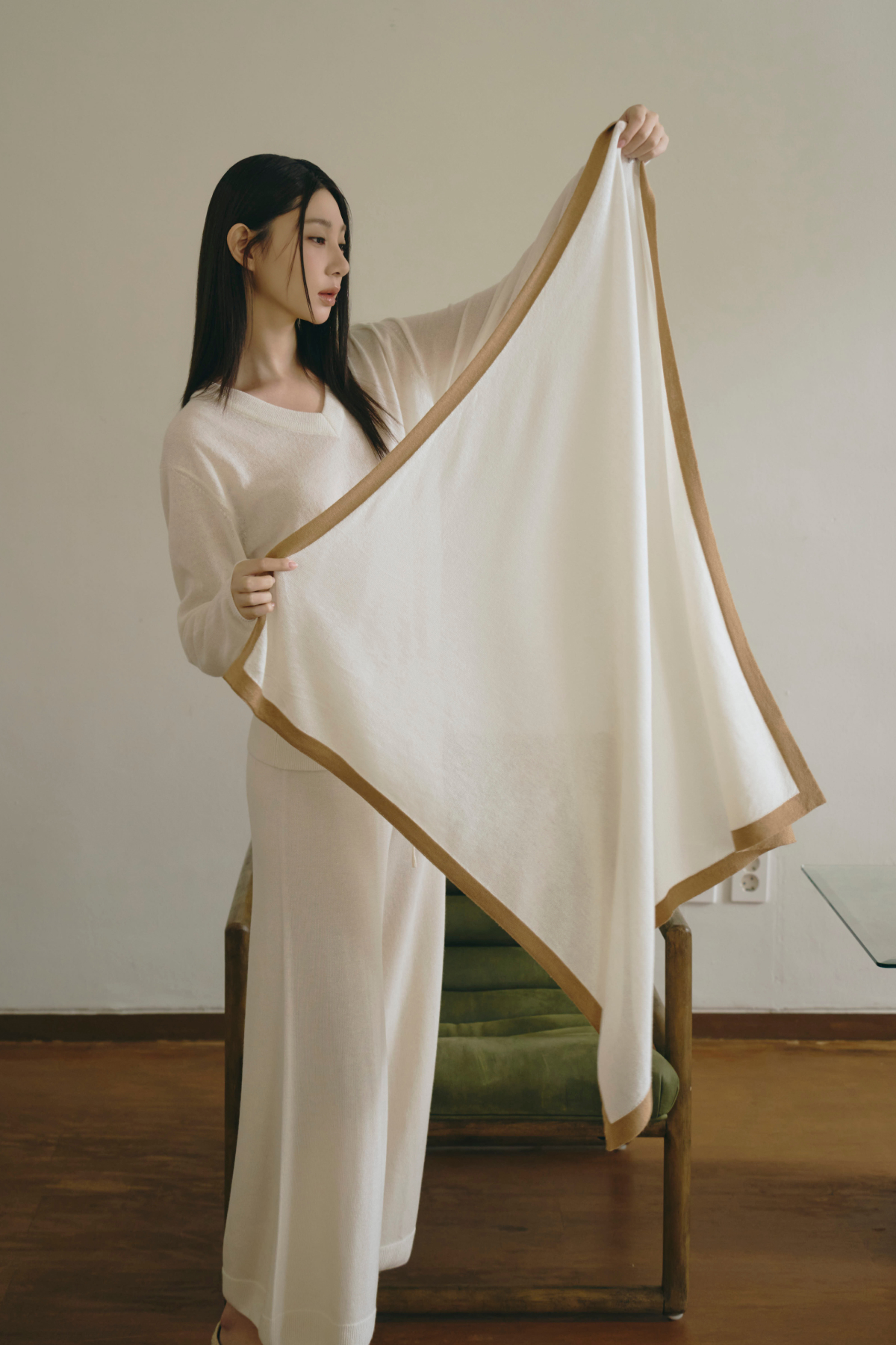 [캐시브리즈] 배색 사각 스카프 IVORY