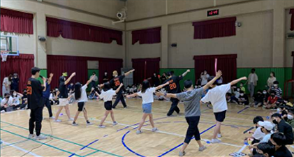 갬블러크루와 학생들이 강당에서 춤추는 모습