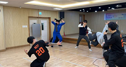 갬블러크루와 학생들이 실내 스튜디오에서 안무 연습하는 모습