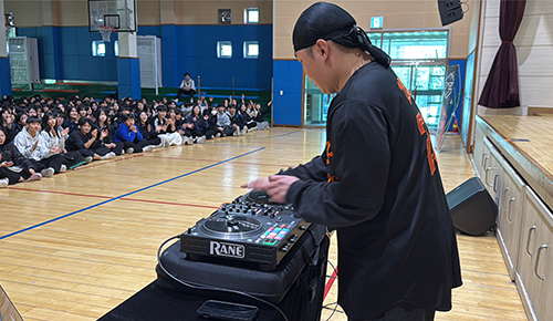 학교 체육관에서 진행된 갬블러크루 공연 중 DJ