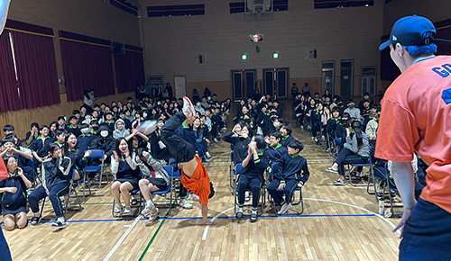 갬블러크루 프리스타일 공연, 어린이 관객과 소통하며 브레이킹 프리즈