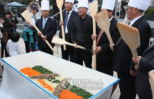 美시민ㆍ관광객 어우러진 샌프란시스코 한인축제    (샌프란시스코=연합뉴스) 김성용 특파원 = 미국 캘리포니아주 샌프란시스코 한인회가 주최한  17회 한국의 날 민속 축제가 12일(현지 시각) 샌프란시스코 도심 광장인 유니언 스퀘어에서 열려  샌프란시스코 한인단체 간부들이 비빔밥 만들기 행사에 참여하고 있다.  2009.9.13     ksy@yna.co.kr