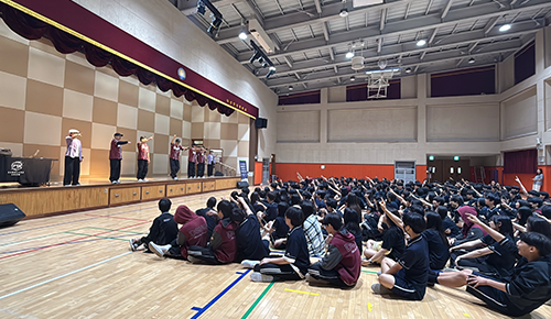 중학교 체험형 예술공연에서 리스펙트 손 제스처로 소통하는 댄서와 청소년