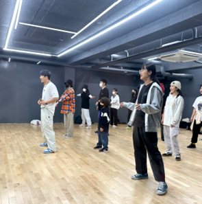 갬블러크루 댄스 스튜디오에서 단체로 안무를 연습하는 댄서들과 수강생들의 댄스 수업 현장