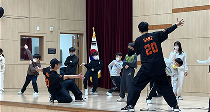 갬블러크루와 학생들이 춤추는 모습