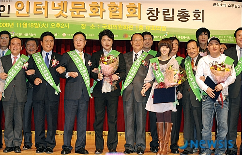 인터넷문화운동 협약식 갖는 박희태 대표와 이수영 안재모