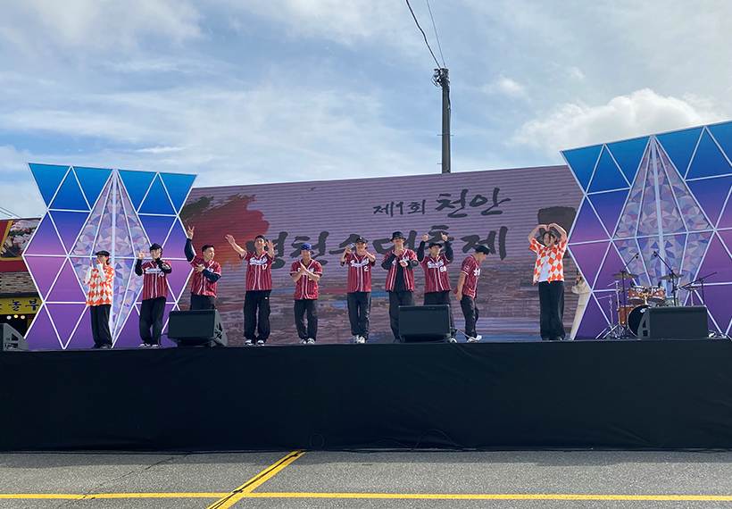 제1회 천안병천순대축제 현장, 지역 특산물인 병천순대와 다양한 먹거리 부스, 전통공연과 가족 관람객들이 어우러진 축제 풍경