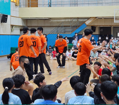 야외 무대에서 공연을 하는 갬블러크루 댄스팀과 관객들
