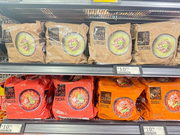 호주 시드니 울워스 (Woolworths)에서  큐빅스의 '더 한 키친라면'이 판매되고 있다. 사진=큐빅스