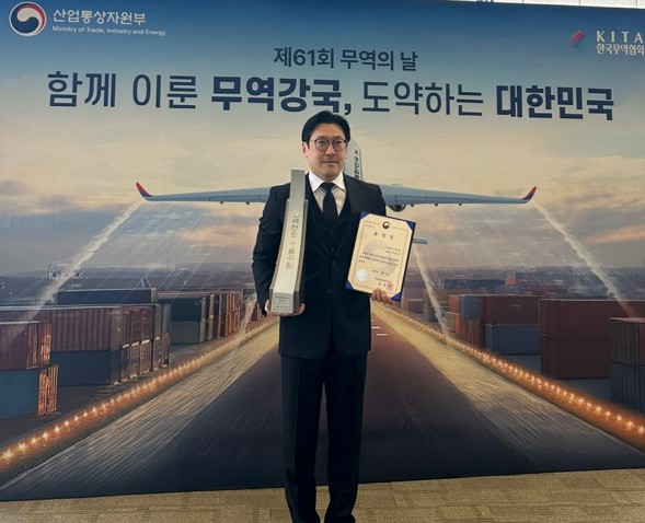 2024년 12월 5일 '무역의날 삼백만불 수출의 탑'과 '산업통상자원부 장관상'을 수상한 박용민 큐빅스 대표. 사진=큐빅스
