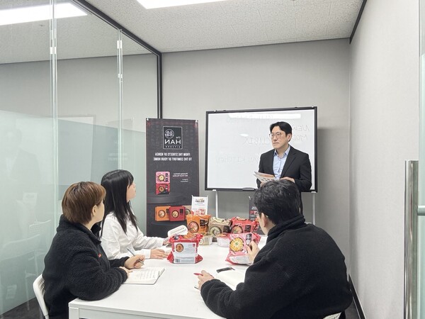 박용민 큐빅스 대표가 본사 직원들과 해외 수출전략 등을 논의하고 있다. 사진=큐빅스