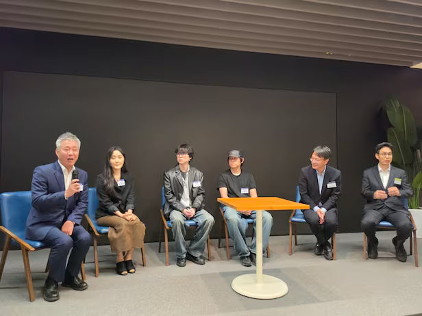 왼쪽부터 이해성 나눔하우징 대표, 입주민 임지윤, 고웅, 노동균씨, 김도곤 국토교통부 주거복지지원과장, LH 장창훈 처장이 4월 30일 오후 서울 금천구 가산동 '에스키스 가산에서 기자들과 질의 응답중인 모습. /이경탁 기자