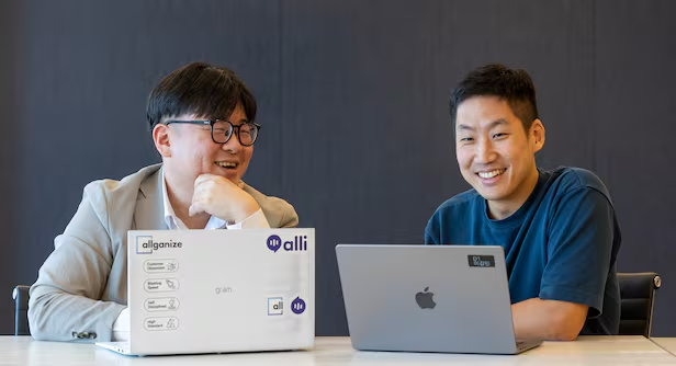 대화를 나누는 이강민(오른쪽) 데이원컴퍼니 대표와 이원강 올거나이즈 부대표/김지호 기자 