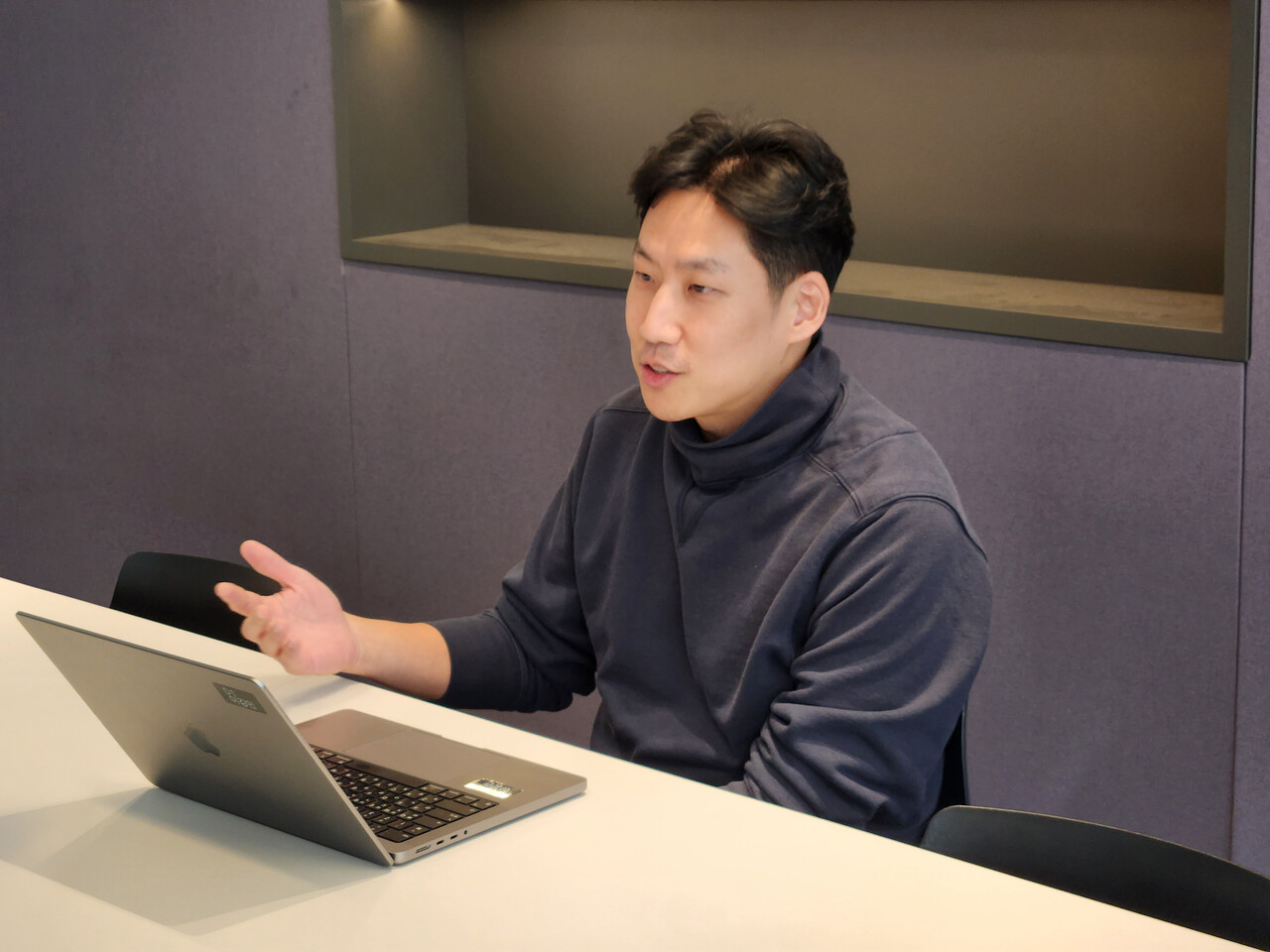 이강민 데이원컴퍼니 대표가 IT조선과 인터뷰 하고 있다. / 데이원컴퍼니