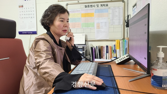 교회 봉사자의 추천으로 ‘전북 생명의전화’에서 상담 봉사를 하게 됐다는 장영희씨(65). 김창효 선임기자