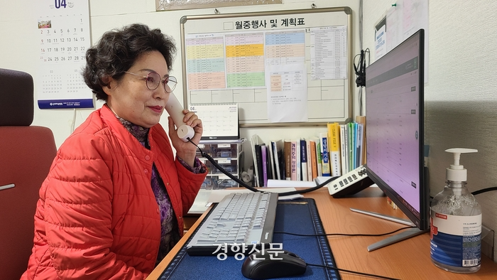 1994년 마흔여섯 살에 ‘전북 생명의전화’에서 상담을 시작해 25년째 봉사를 하다 은퇴 후 전주서원시니어클럽 상담사로 활동하는 정진숙씨(75). 김창효 선임기자