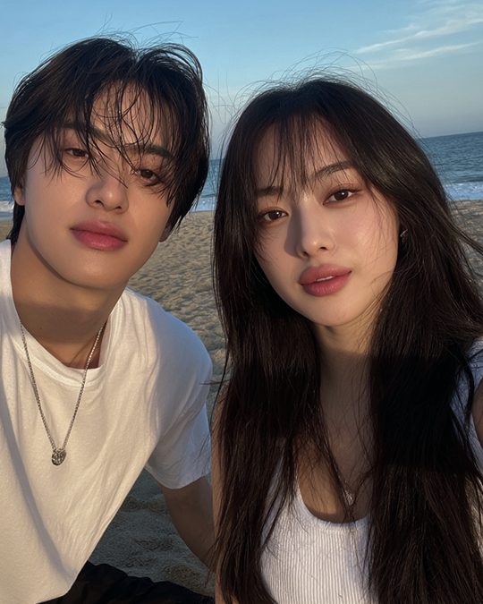 위피를 통해 오랜만에 다시 만난 동창 커플을 AI로 표현한 이미지, 진짜 유저 사연 기반