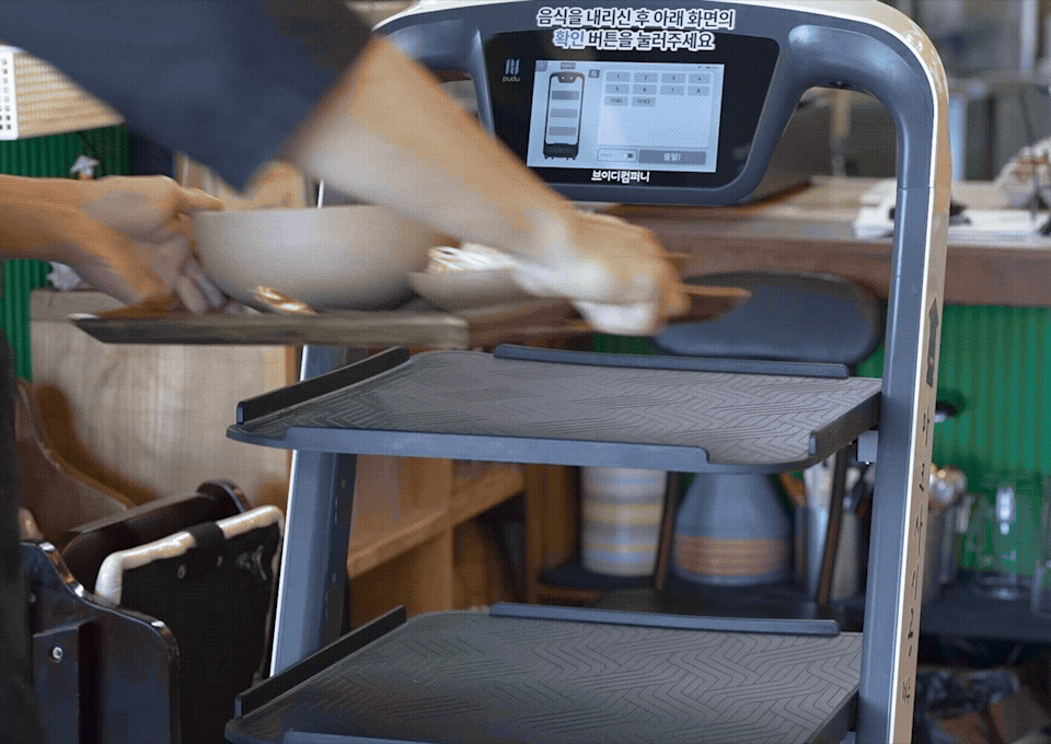 다양한 산업에 필요한 부분들을 연구하여 각 분야에서 편리하게 사용할수 있도록, 서빙로봇, 안내로봇, 서비스로봇 등의 혁신적인 로봇기술을 제공하고 있습니다. 