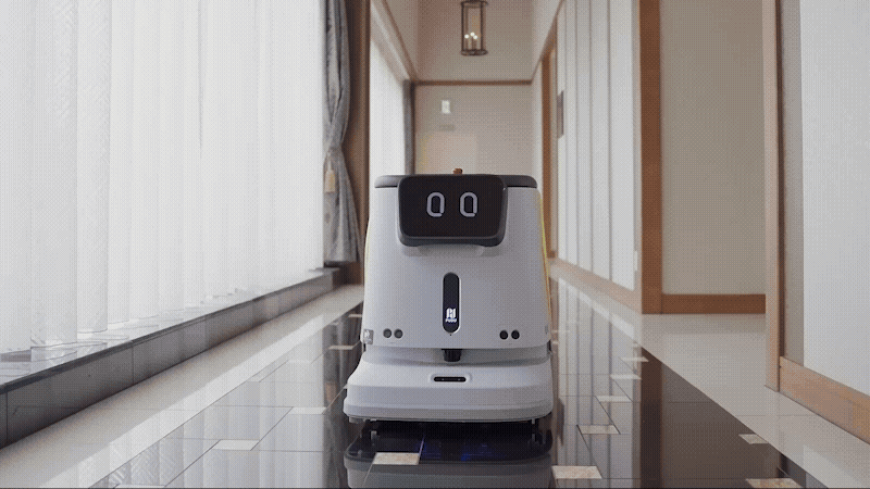 호텔 바닥의 먼지를 청소하는 호텔 청소로봇 이미지