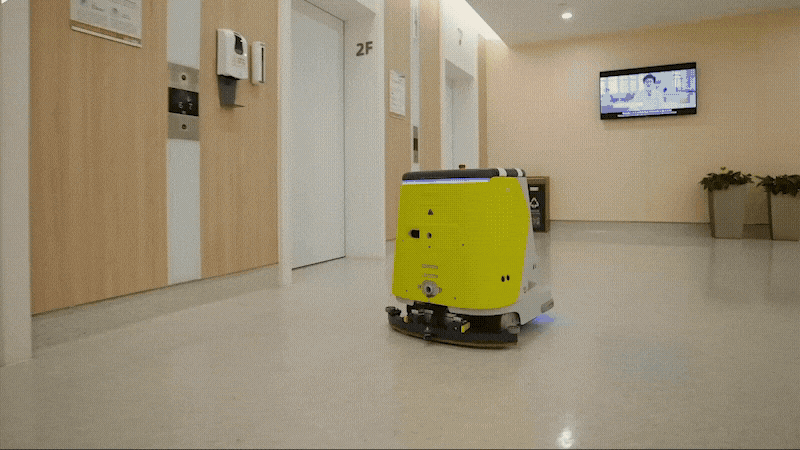 건물 엘레베이터 탑승이 가능한 사무실 청소로봇
