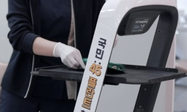 국민45플란트 치과 안내로봇 병원로봇 로봇서빙
