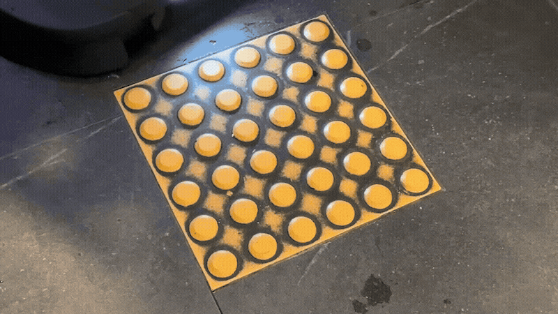 패밀리 레스토랑 홀 바닥을 자동으로 청소하는 서비스 청소로봇