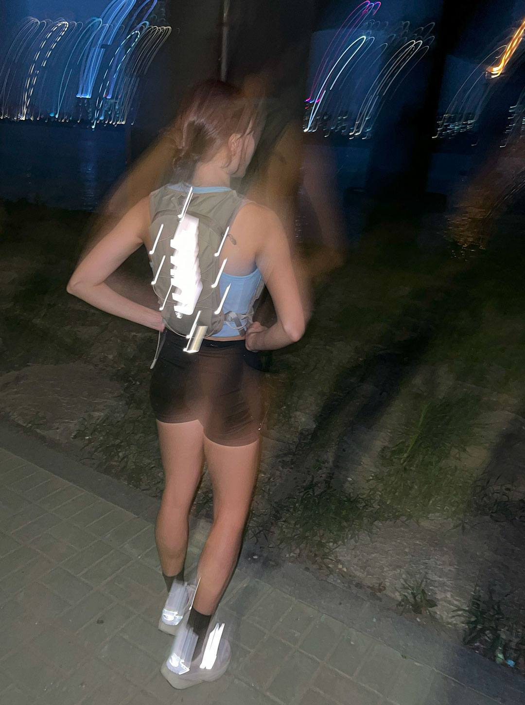 夜間穿搭反光效果示意
