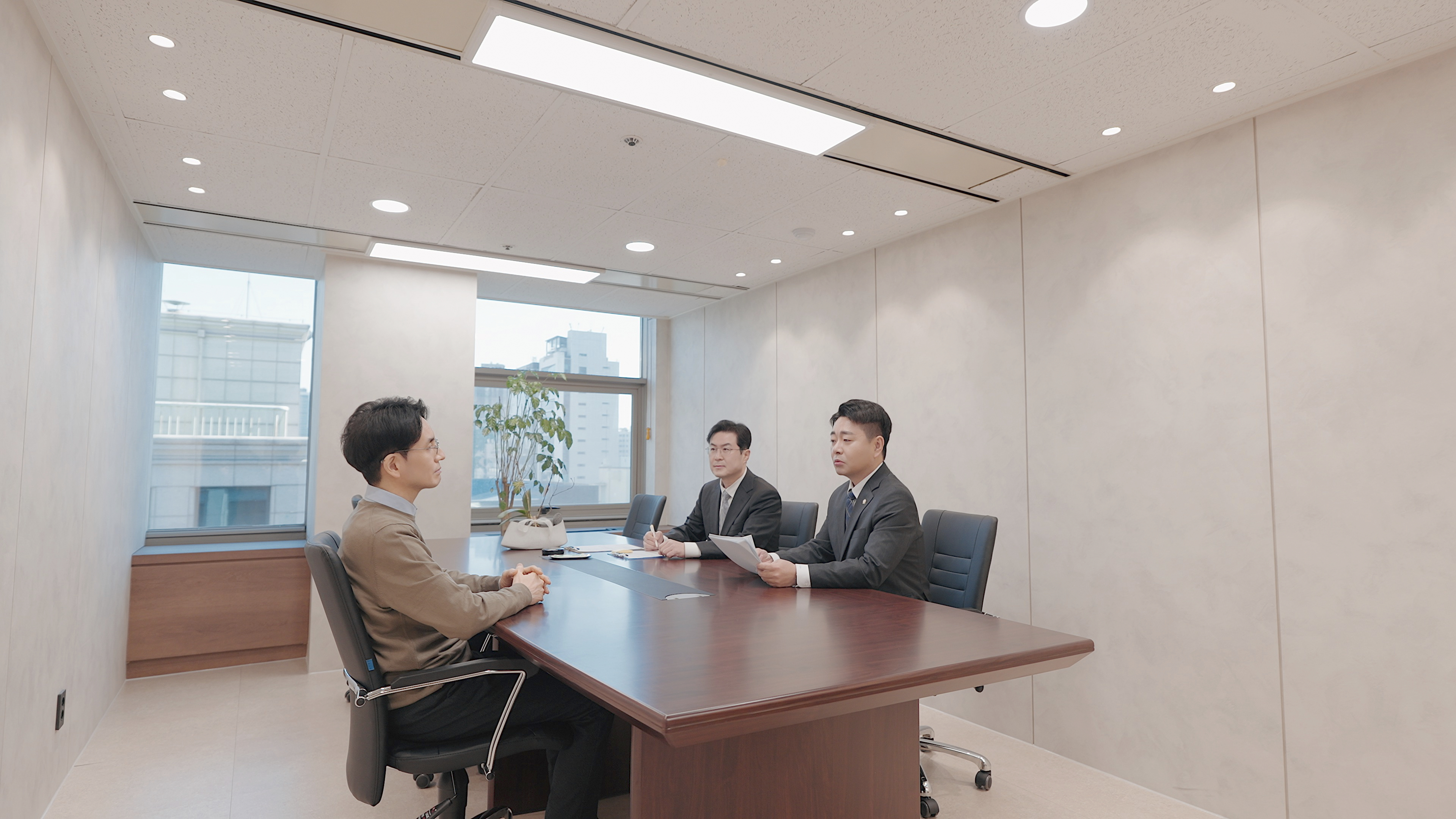 공동명의 집주인 전세보증금반환에 대해 의뢰인과의 상담하는 김홍일 변호사