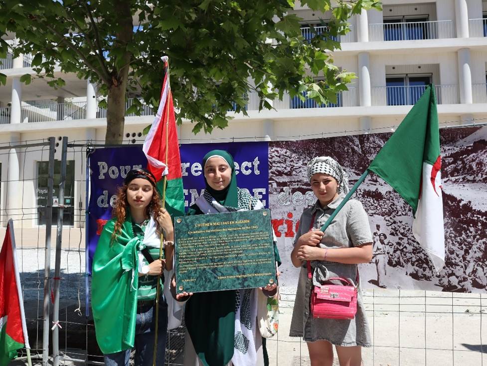 의류, 사람, 야외, 신발류이(가) 표시된 사진
AI 생성 콘텐츠는 정확하지 않을 수 있습니다.