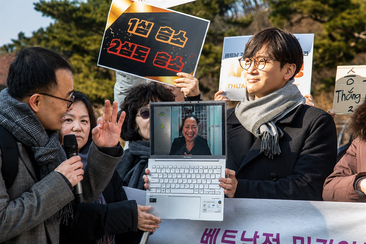 피해생존자 응우옌티탄의 국가배상소송 항소심 승소(2025년 1월) 기자회견. 대한민국 사법부가 1심과 2심에서 모두 베트남전 민간인학살의 진실을 인정하는 판결을 내렸으나 학살을 부정하는 전쟁기념관의 채명신 장군 훈령 전시는 계속 유지되고 있다.