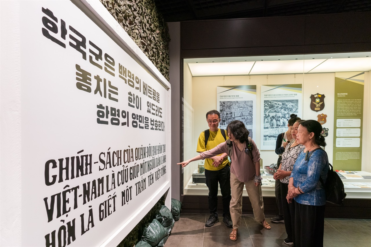 베트남전 한국군 총사령관 채명신의 훈령 전시를 보고 있는 두 응우옌티탄. 그들은 “화가 난다”, “당장 바꿔야 한다.”, “다음 한국 방문에서는 보고 싶지 않다”며 강한 불쾌감을 드러냈다.