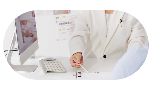 의사가 상담하는 모습