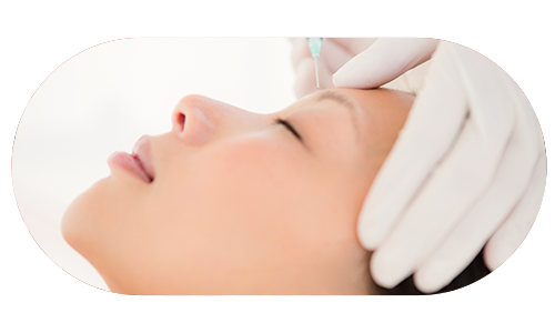 얼굴 마사지를 받는 여성의 모습