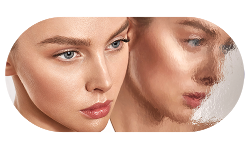 여성의 얼굴과 거울에 비친 여성의 모습