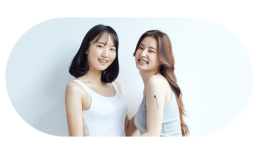 웃고있는 두 여성의 모습