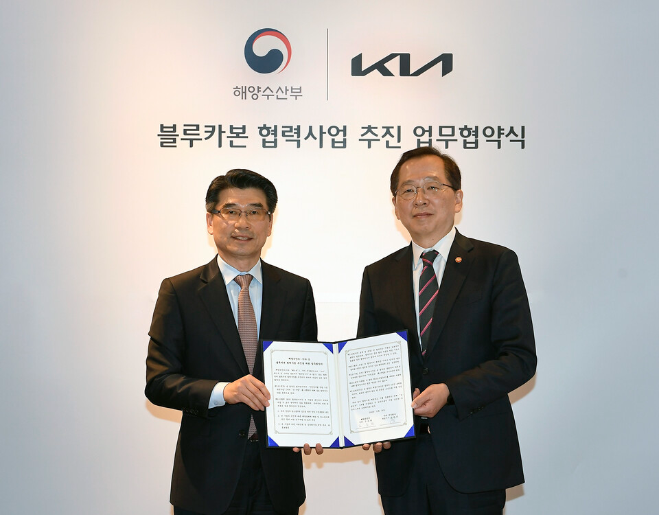 송호성(왼쪽) 기아 사장과 조승환 해양수산부 장관이 갯벌을 활용한 '블루카본 협력사업 추진 업무식'에 참석해 기념촬영을 하고 있다. [사진 기아]