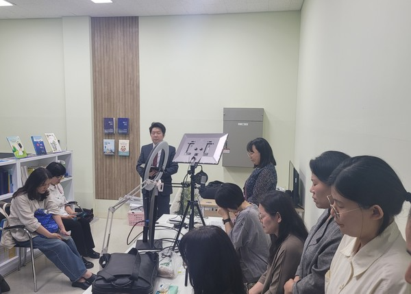 예배 인도하는 이재욱 목사.