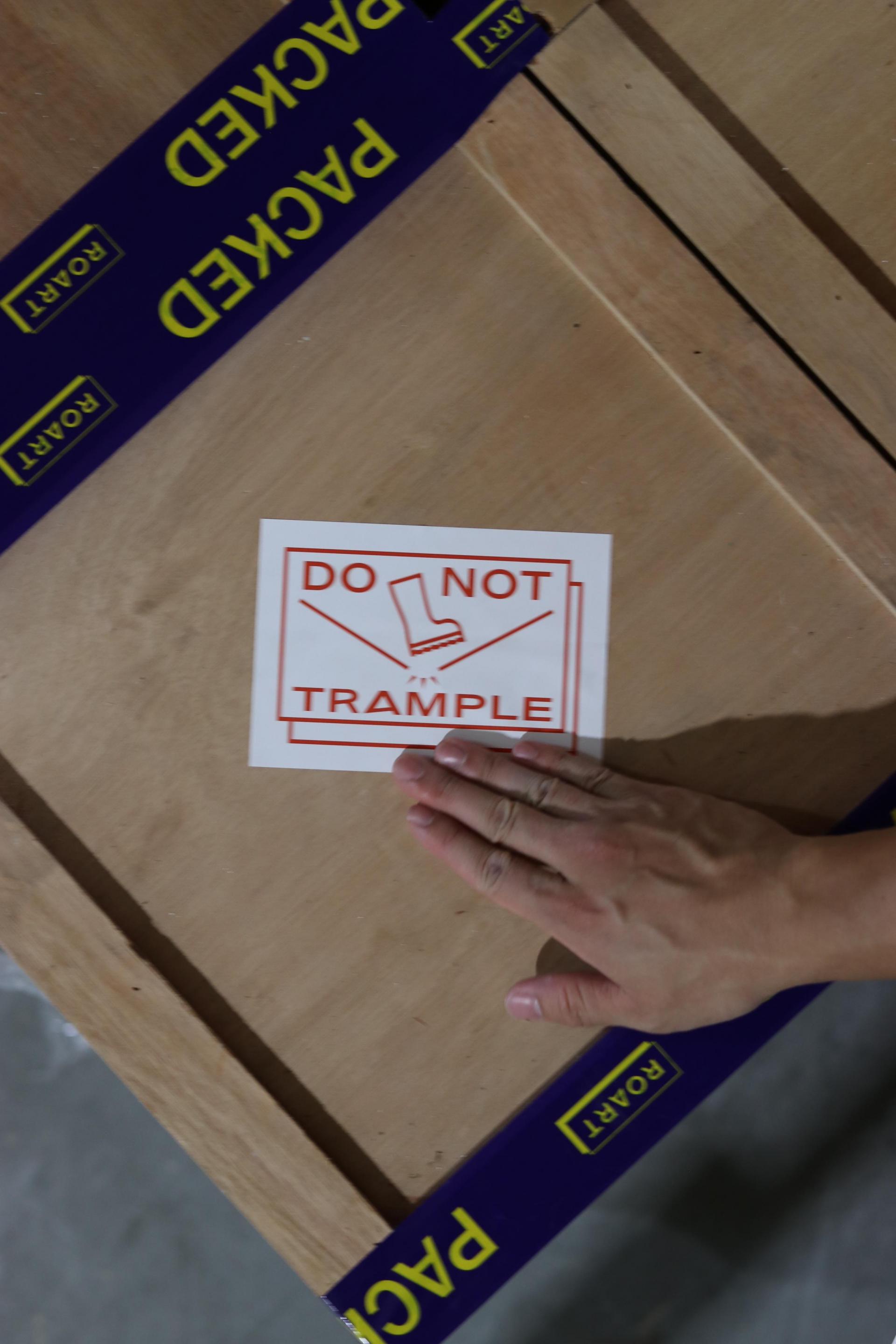 STICKER [DO NOT TRAMPLE]