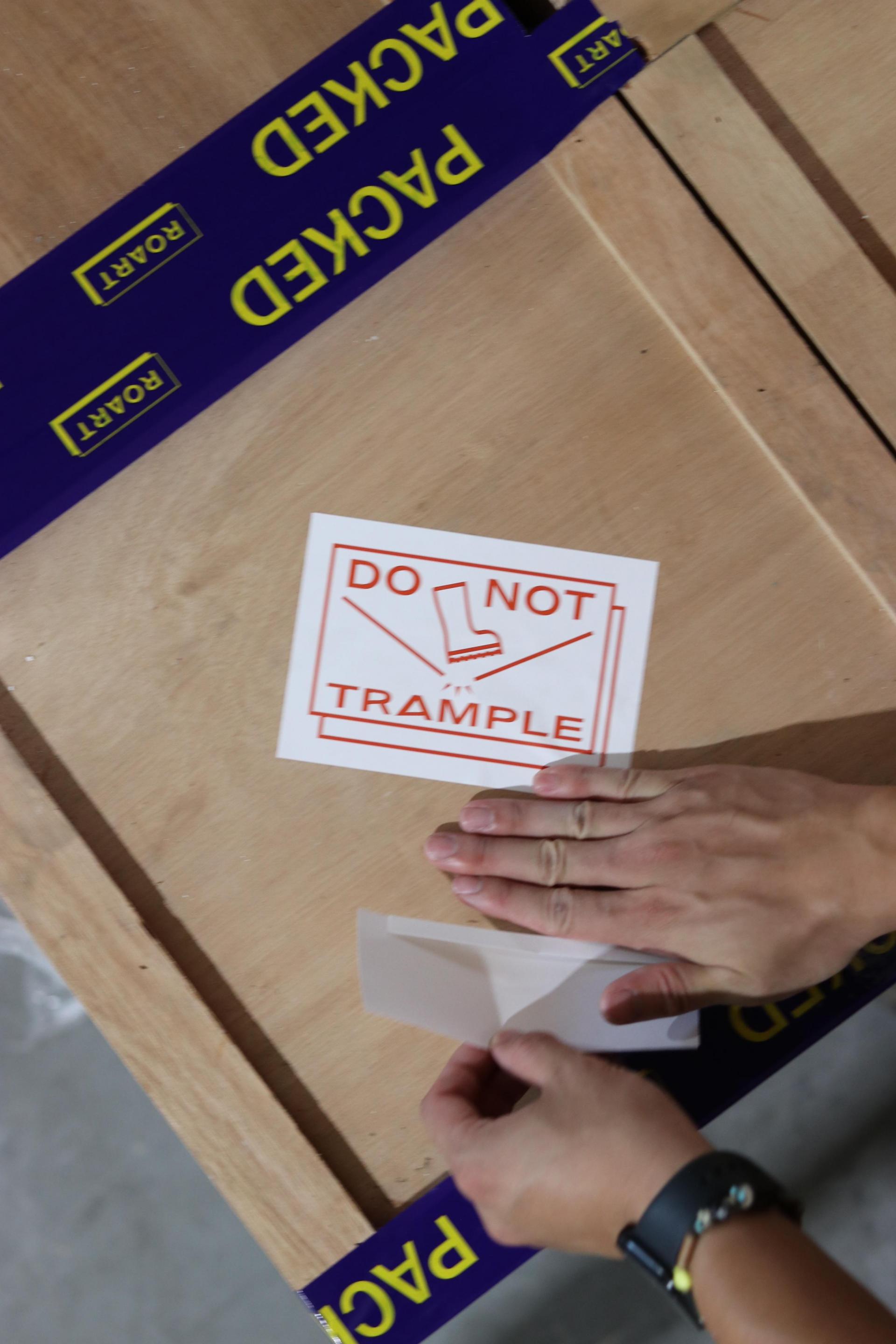 STICKER [DO NOT TRAMPLE]