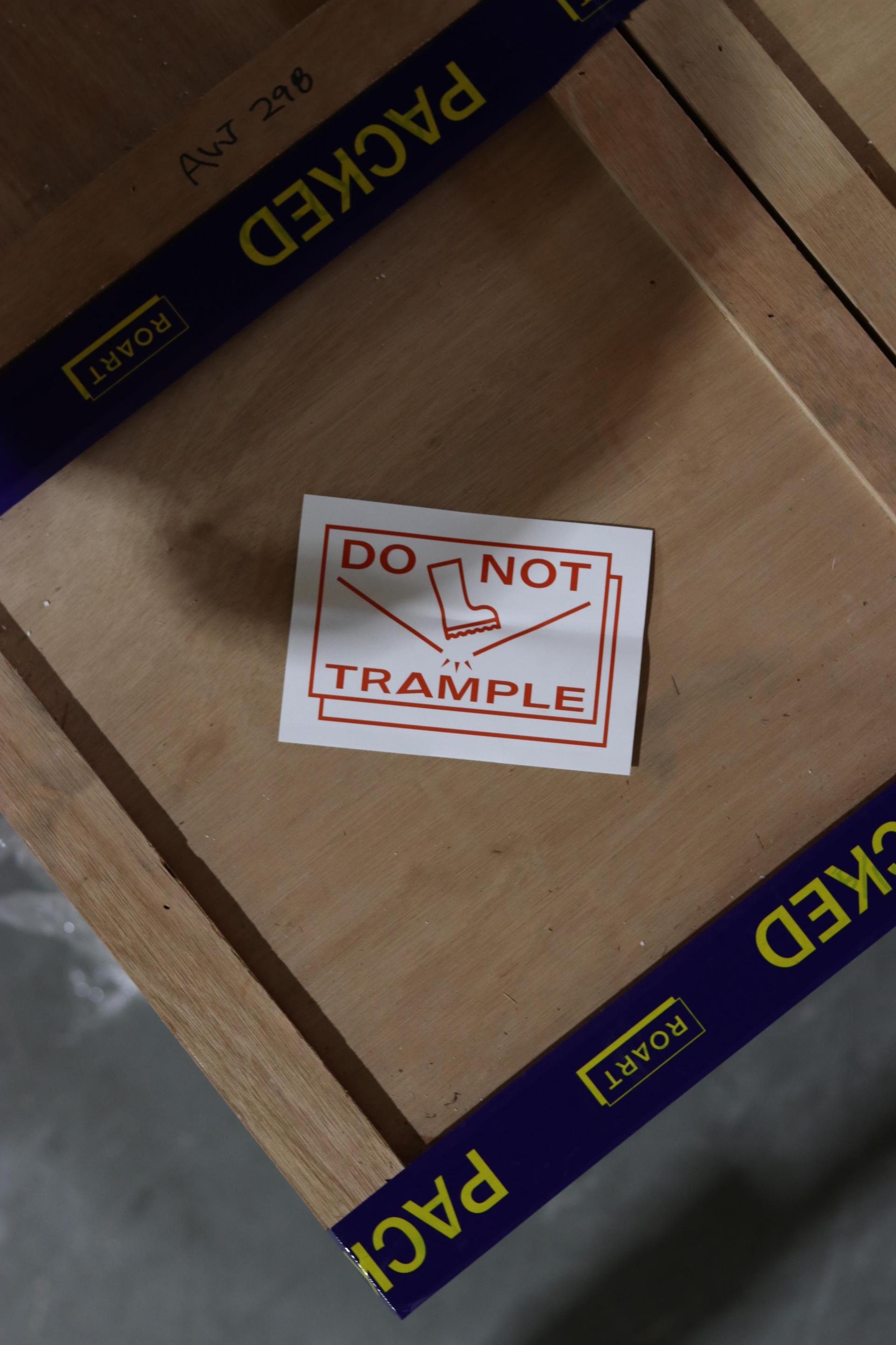 STICKER [DO NOT TRAMPLE]