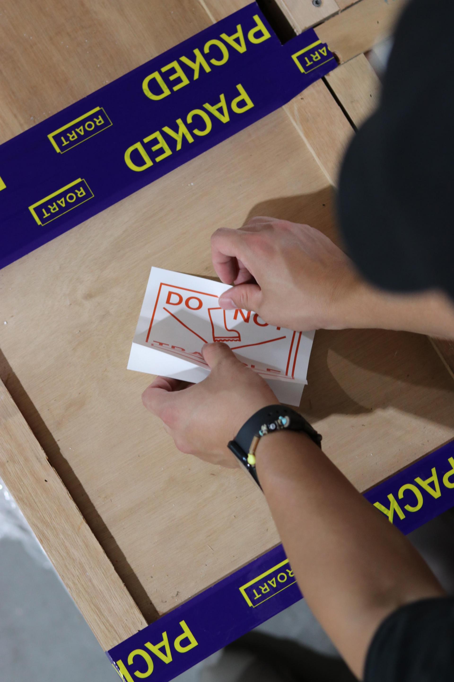 STICKER [DO NOT TRAMPLE]