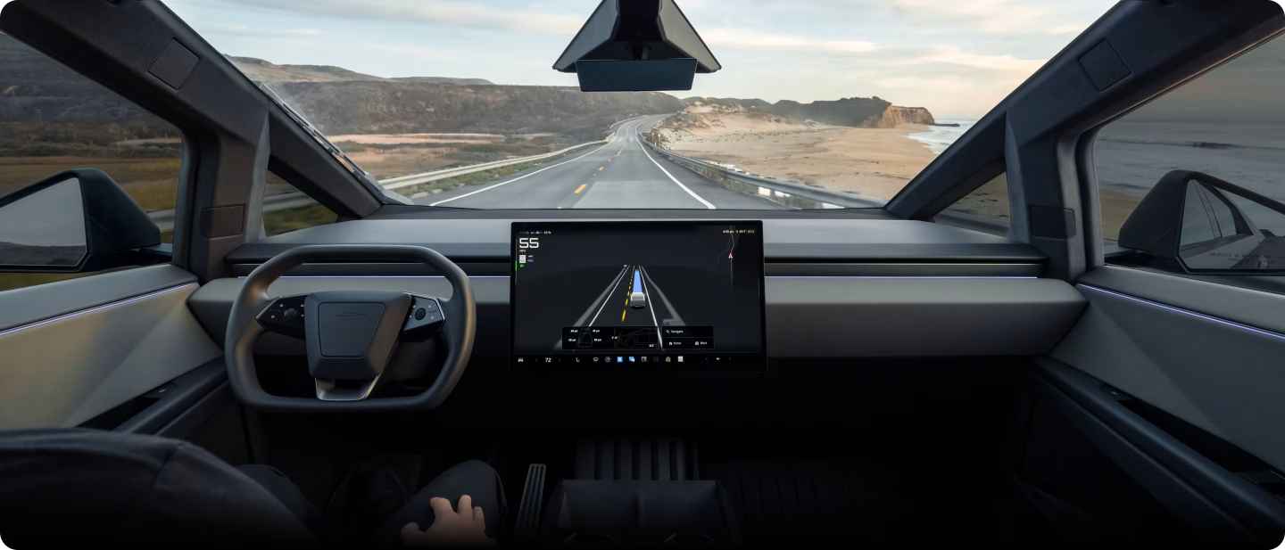 테슬라 FSD(Full Self-Driving)가 주행 중인 차량 내부와 자율주행 인터페이스