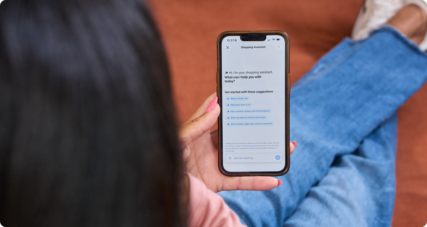 Kroger AI Shopping Assistant 화면. AI가 대화를 통해 상품을 추천하고 장바구니를 구성하는 쇼핑 기능을 보여준다.