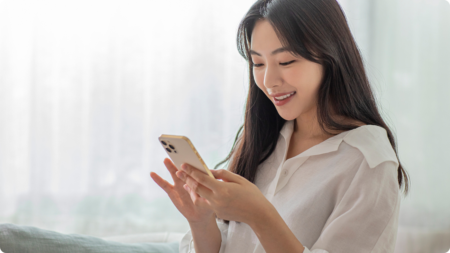 고객이 온라인에서 상품 후기를 살펴보는 모습. IAB 조사에서는 소비자 65%가 신뢰할 수 있는 리뷰가 반영된 AI 추천에 더 확신을 느낀다고 답했다.