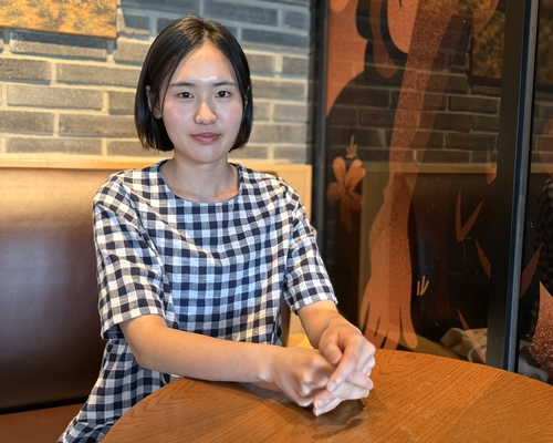 영화 터치, 툭의 태지원(27) 감독은 서로에게 집중하는 이야기를 쓰고 싶었다고 작품 의도를 밝혔다. 사진은 지난 11일 경산의 한 카페에서 만난 태지원 감독. 정수민기자 jsmean@yeongnam.com