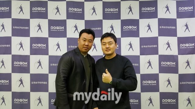 강남도곡 유소년야구단을 방문한 KIA 타이거즈 이범호 감독(왼쪽).