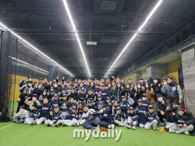 강남도곡 유소년야구단 선수들이 파이팅을 외치고 있다.