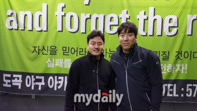 강남도곡 유소년야구단을 방문한 LG 트윈스 김현수(오른쪽).