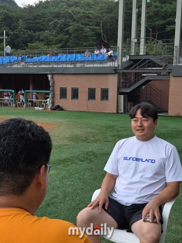 윤정호 감독(오른쪽)이 지도자 철학을 밝히고 있다. /횡성베이스볼테마파크=심재희 기자